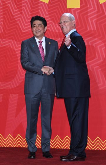 Photograph of the Prime Minister being welcomed by the President of Peru (2)(pool photo)