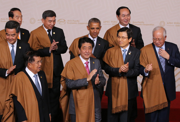 Photograph of the leaders’ commemorative photograph session (2)(pool photo)
