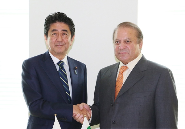 Photograph of the Prime Minister shaking hands with the Prime Minister of Pakistan