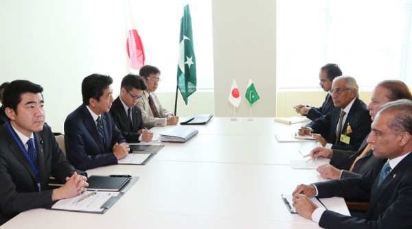 Photograph of the Japan-Pakistan Summit Meeting