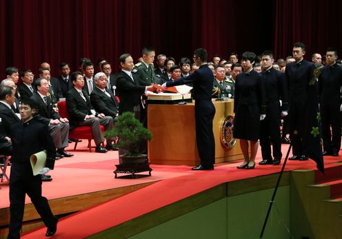 Photograph of the Prime Minister overseeing the conferment of diplomas