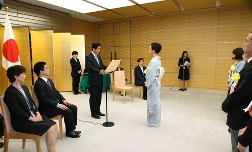 Photograph of the Prime Minister presenting an award