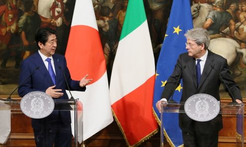 Photograph of the Japan-Italy joint press announcement (3)