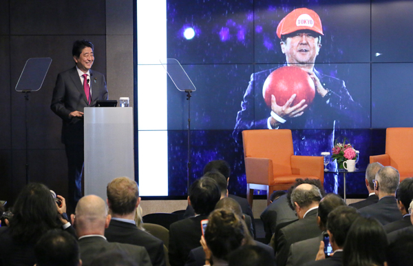 Photograph of the Prime Minister giving a speech during the dialogue with members of the financial sector