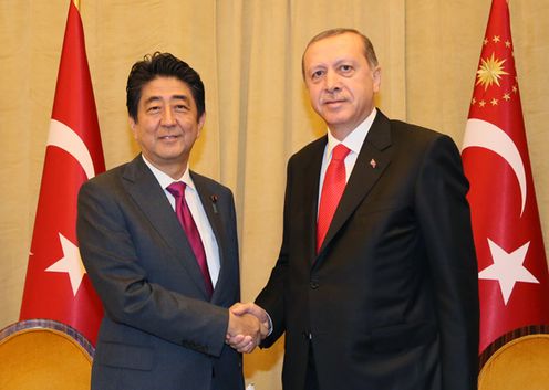 Photograph of the Prime Minister shaking hands with the President of Turkey