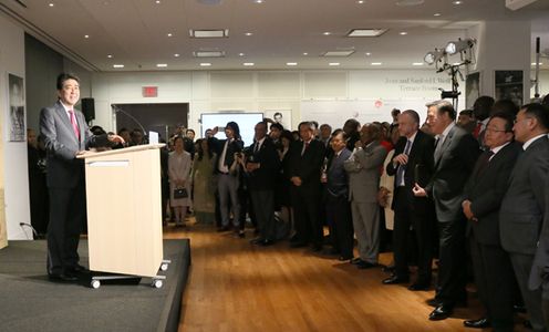 Photograph of the Prime Minister giving a speech at the Taste of Japan in New York  (1)