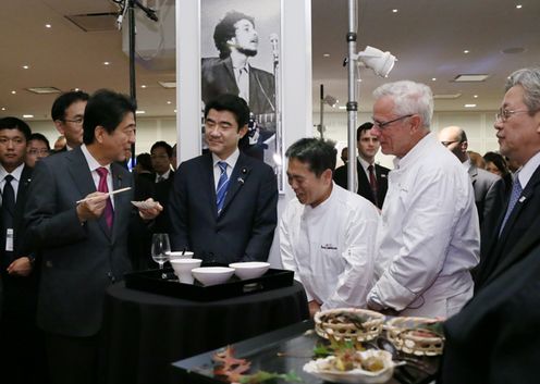 Photograph of the Prime Minister attending the Taste of Japan in New York