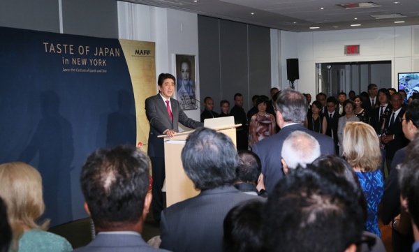 Photograph of the Prime Minister giving a speech at the Taste of Japan in New York  (3)