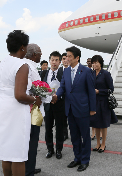 Photograph of the Prime Minister arriving in Cuba (2)
