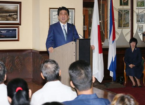 Photograph of the Prime Minister giving a speech at the meeting with Cubans of Japanese descent