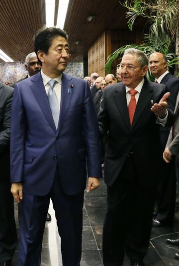 Photograph of the leaders attending the Japan-Cuba summit meeting