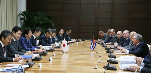 Photograph of the Japan-Cuba summit meeting (1)