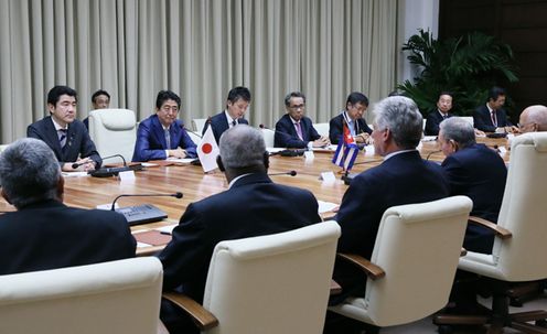 Photograph of the Japan-Cuba summit meeting (2)