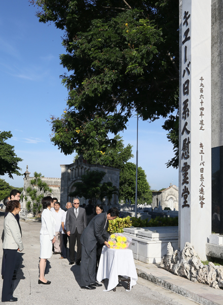 Photograph of the Prime Minister offering flowers at the Memorial Monument for Cubans of Japanese Descent (1)