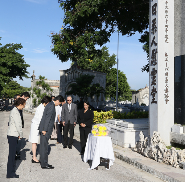 Photograph of the Prime Minister offering flowers at the Memorial Monument for Cubans of Japanese Descent (2)