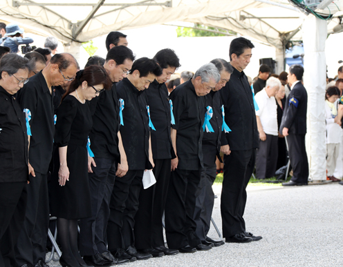 Photograph of the Prime Minister observing a minute of silence at the Memorial Ceremony