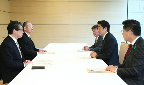 Photograph of the Prime Minister holding the meeting (1)