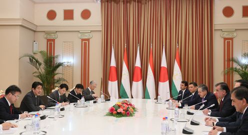 Photograph of the Japan-Tajikistan Summit Meeting (smaller meeting)