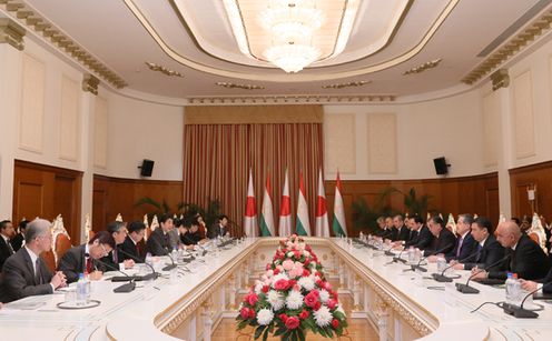 Photograph of the Japan-Tajikistan Summit Meeting (plenary meeting)