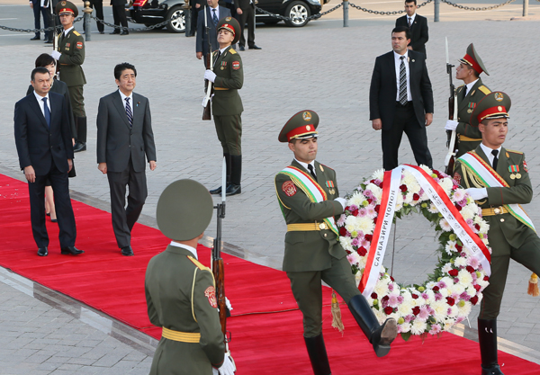 Photograph of the Prime Minister preparing to offer a wreath at the Monument to Ismoil Somoni