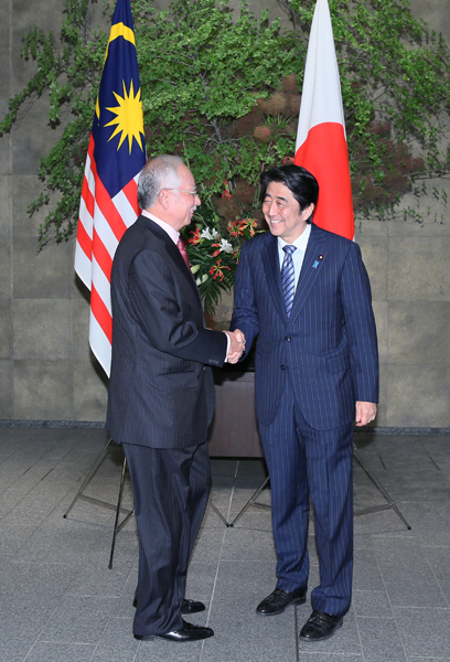Photograph of the Prime Minister welcoming the Prime Minister of Malaysia