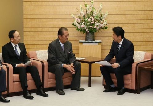 Photograph of the Prime Minister receiving a request (2)