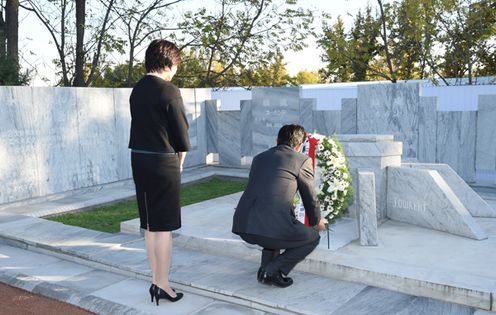 Photograph of the Prime Minister offering flowers at the cemetery for the Japanese dead