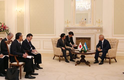 Photograph of the Japan-Uzbekistan Summit Meeting