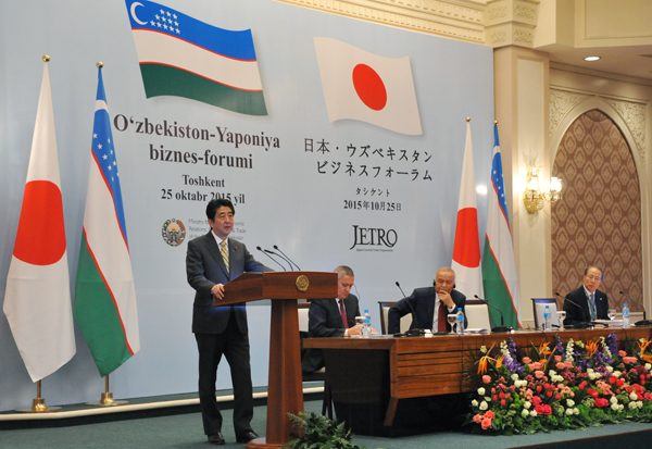 Photograph of the Prime Minister delivering an address at the business forum