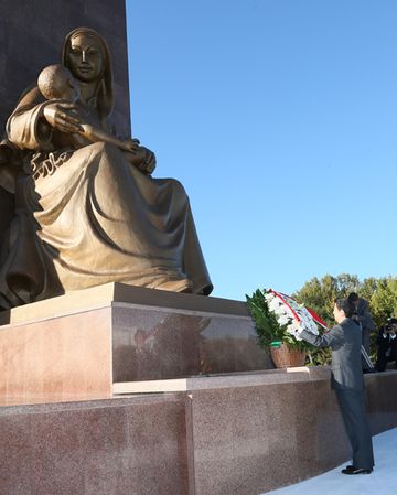 Photograph of the Prime Minister offering flowers at the Monument of Independence and Humanism