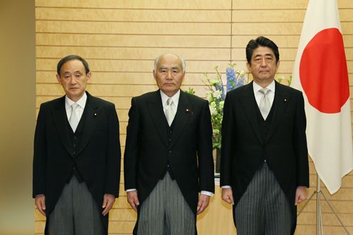 Photograph of the Prime Minister attending a photograph session with the newly appointed Minister Yoshino (1)