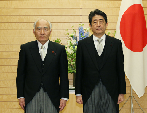 Photograph of the Prime Minister attending a photograph session with the newly appointed Minister Yoshino (2)