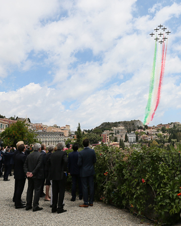 Photograph of the leaders watching the aerial show following the cocktail party (1)