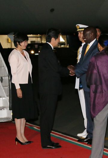 Photograph of the Prime Minister being welcomed at Jomo Kenyatta International Airport (2)