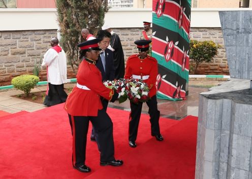 Photograph of the Prime Minister offering flowers at the mausoleum of Mzee Jomo Kenyatta, the first President of Kenya (1)