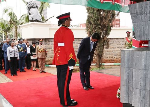 Photograph of the Prime Minister offering flowers at the mausoleum of Mzee Jomo Kenyatta, the first President of Kenya (2)