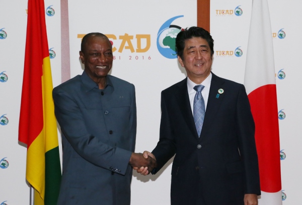 Photograph of Prime Minister Abe shaking hands with the President of Guinea