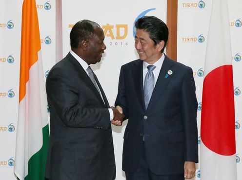 Photograph of Prime Minister Abe shaking hands with the President of Côte d’Ivoire