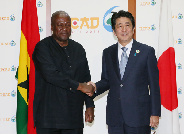 Photograph of Prime Minister Abe shaking hands with the President of Ghana