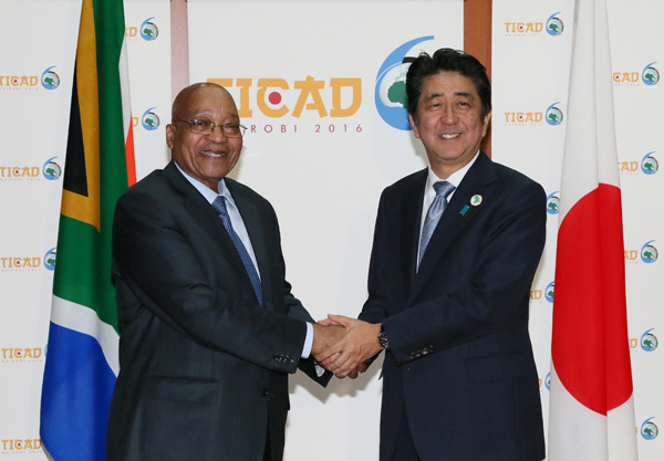 Photograph of Prime Minister Abe shaking hands with the President of South Africa