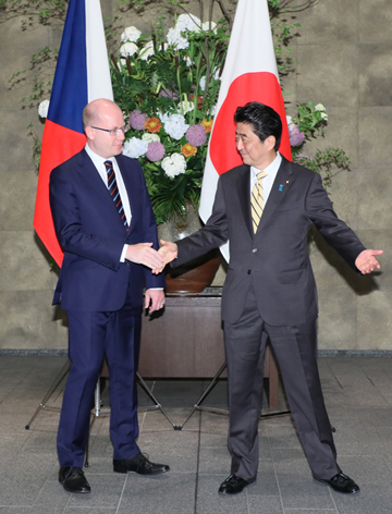 Photograph of the Prime Minister welcoming the Prime Minister of the Czech Republic