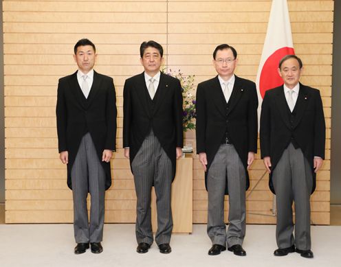 Photograph of the Prime Minister attending a commemorative photograph session with State Minister Hamada and State Minister Akama (1)