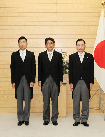 Photograph of the Prime Minister attending a commemorative photograph session with State Minister Hamada and State Minister Akama (2)