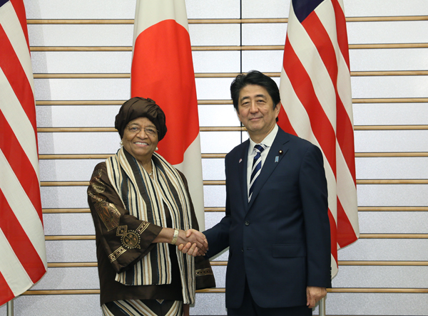 Photograph of the Prime Minister shaking hands with the President of Liberia