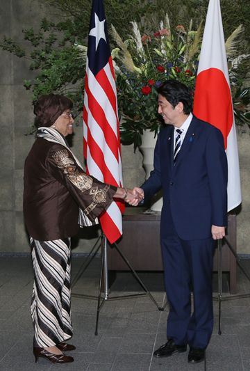 Photograph of the Prime Minister welcoming the President of Liberia
