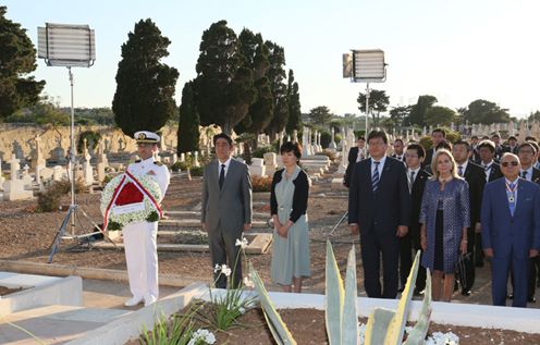 Photograph of the Prime Minister at the memorial monument for Imperial Japanese Navy war dead (1)