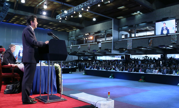 Photograph of the Prime Minister delivering the keynote speech during the opening session (2)