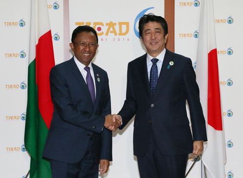 Photograph of Prime Minister Abe shaking hands with the President of Madagascar