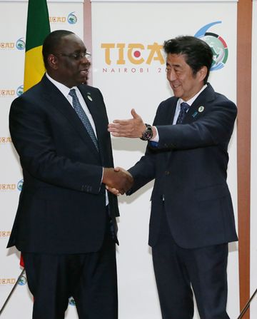 Photograph of Prime Minister Abe shaking hands with the President of Senegal