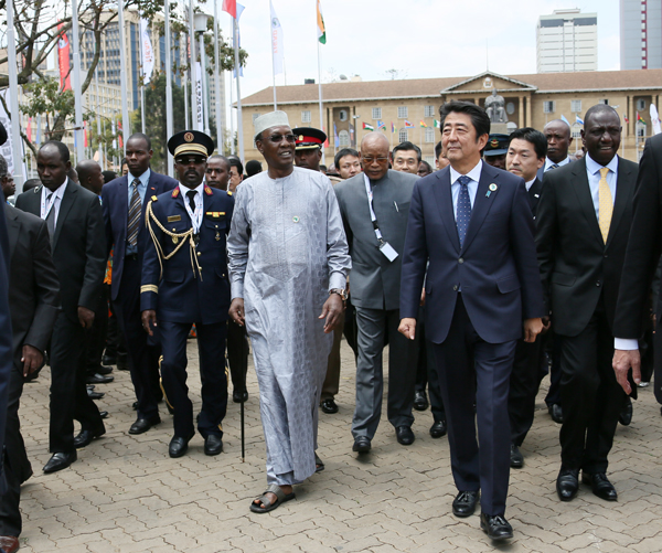 Photograph of the Prime Minister visiting the Japan-Africa EXPO (1)